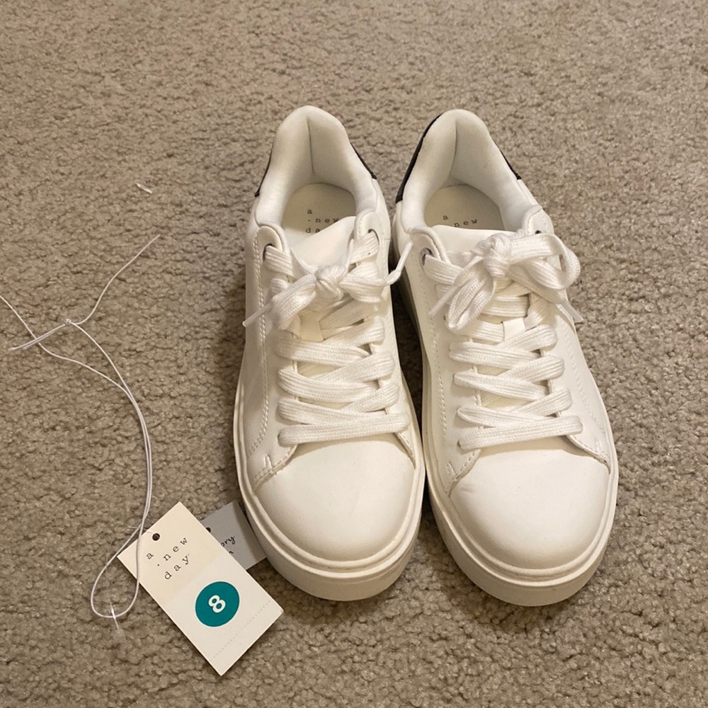 New day size 8 sneakers. Wore once